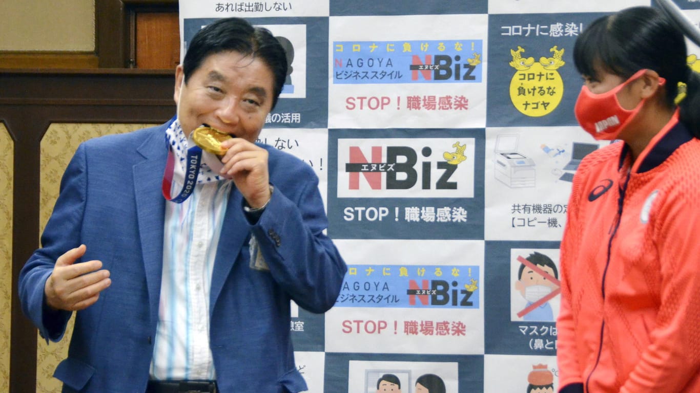 Hier beißt er zu: Der Bürgermeister von Nagoya wurde für seine Aktion scharf kritisiert.
