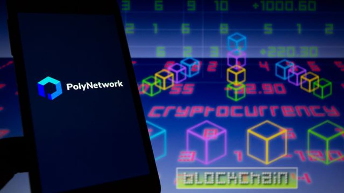 Das Logo der Plattform Poly Network wird auf einem Smartphone mit dem Wort "Cryptocurrency" im Hintergrund und einer visuellen Darstellung von Blockchain und Zahlen angezeigt.