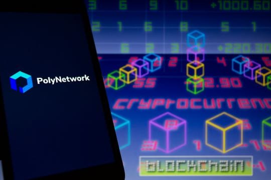 Das Logo der Plattform Poly Network wird auf einem Smartphone mit dem Wort "Cryptocurrency" im Hintergrund und einer visuellen Darstellung von Blockchain und Zahlen angezeigt.