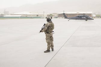 Ein US-Soldat am Flughafen: Das Militär will den Rückzug der US-Bürger aus Afghanistan sichern.