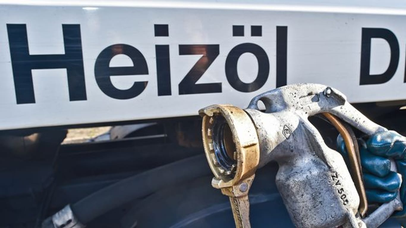 Anlieferung per Tanklastwagen: Etwa jede vierte Wohnung in Deutschland wird mit Öl beheizt.