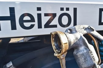 Anlieferung per Tanklastwagen: Etwa jede vierte Wohnung in Deutschland wird mit Öl beheizt.
