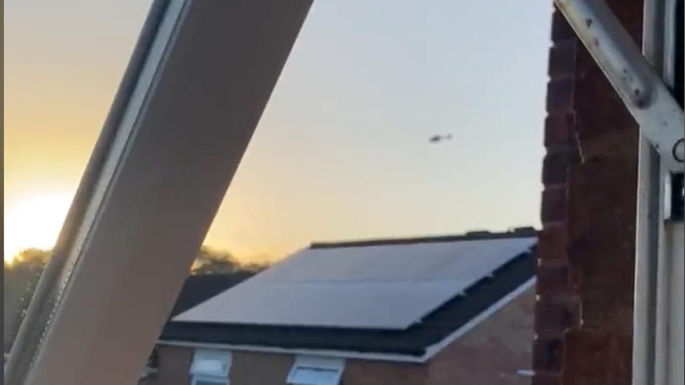 Ein Hubschrauber am Ort des Geschehens in der Gegend von Keyham in Plymouth: In dem Ort hat es einen Vorfall mit Schüssen gegeben.