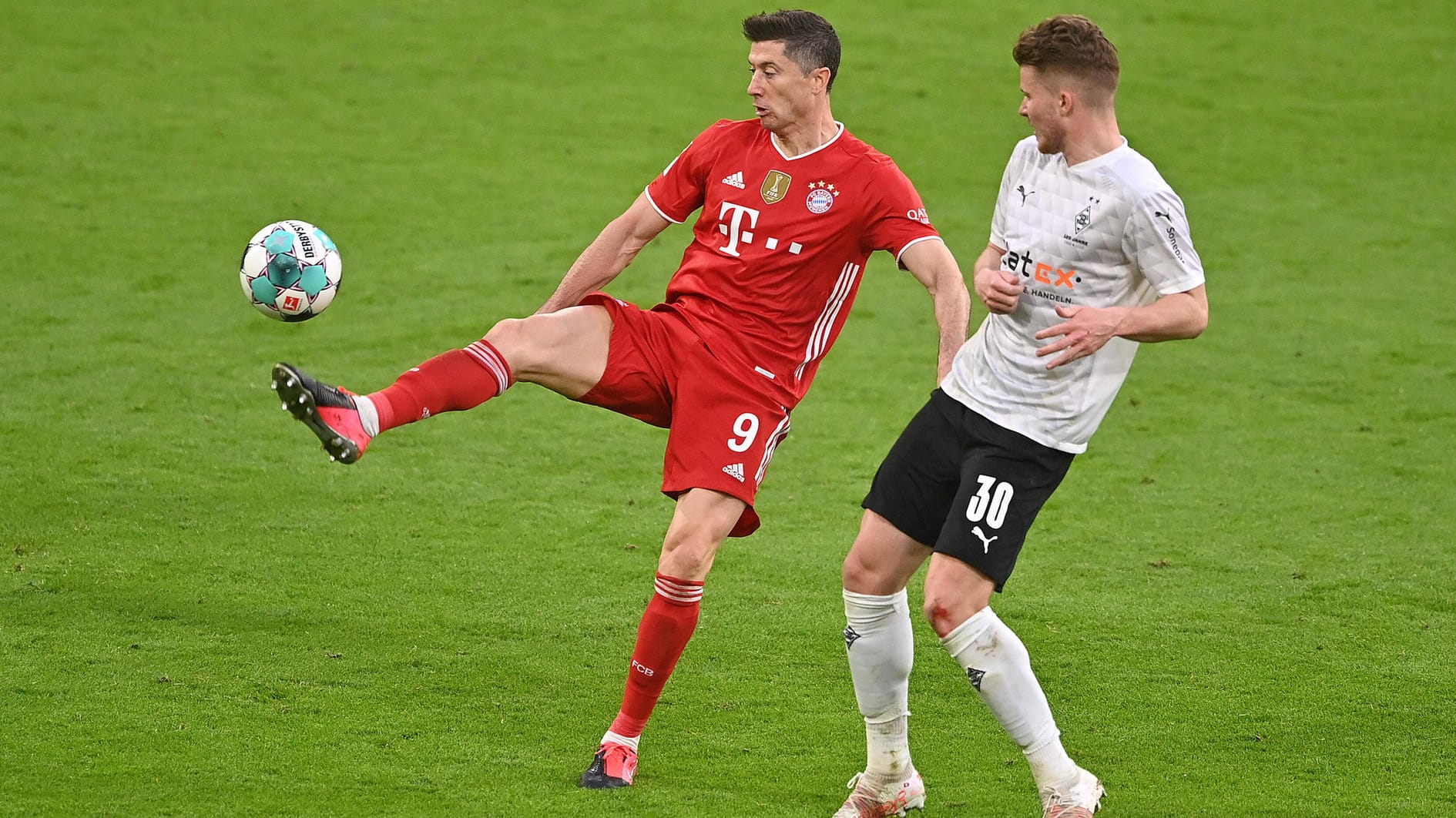 Szene aus der letzten Saison: Bayerns Lewandowski (l.) gegen Gladbachs Elvedi.