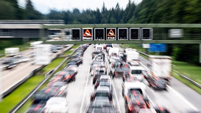 Wenn sich der Verkehr auf der Autobahn staut, müssen Autofahrer bei der Auffahrt besonders vorsichtig sein.