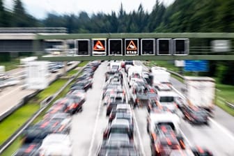 Wenn sich der Verkehr auf der Autobahn staut, müssen Autofahrer bei der Auffahrt besonders vorsichtig sein.