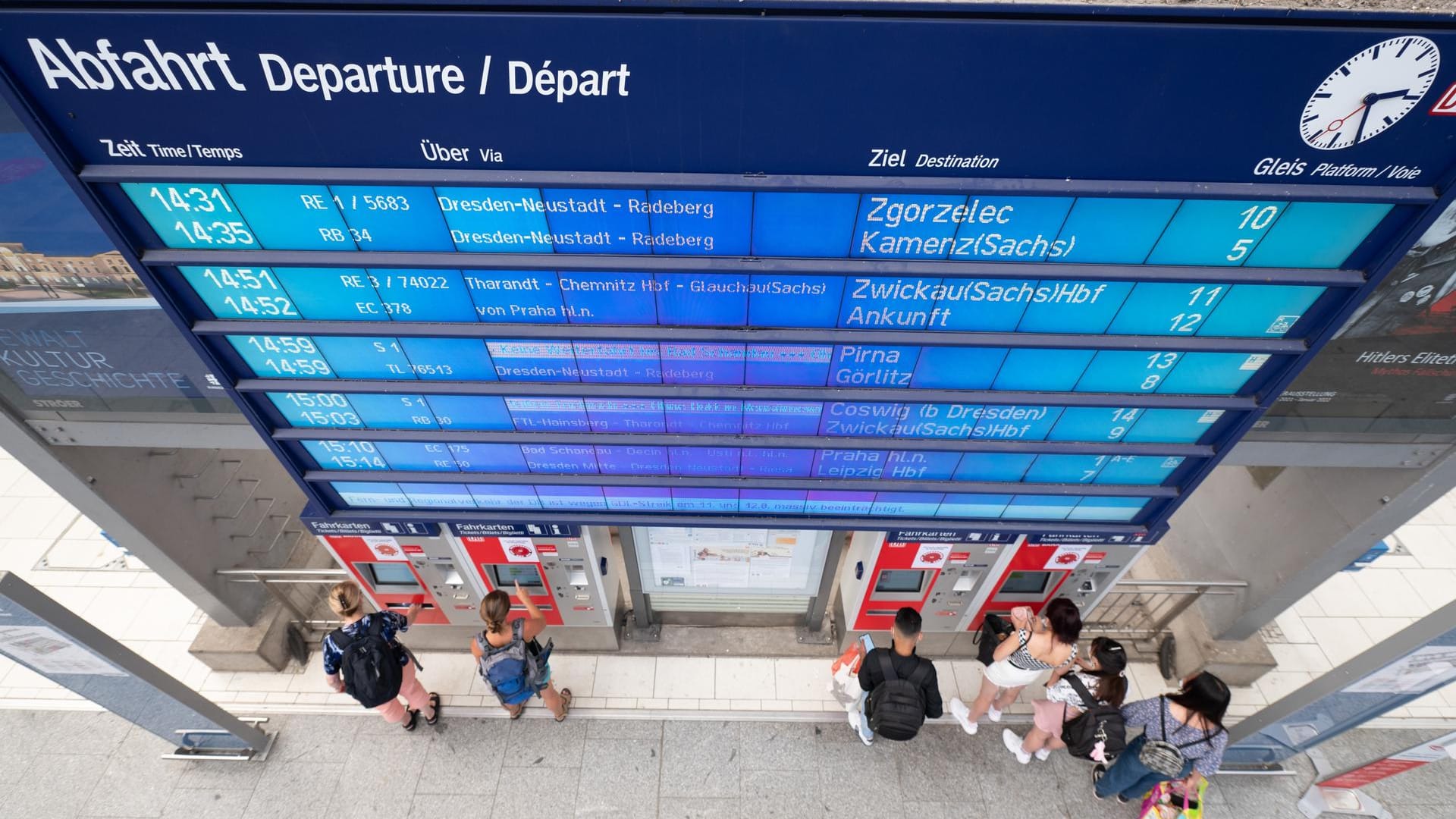 Fahrgäste stehen im Dresdner Hauptbahnhof an Fahrkartenautomaten: Die Bahn kündigte die Rückkehr zum Normalbetrieb an.