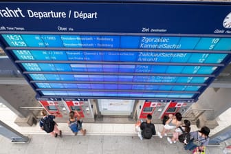 Fahrgäste stehen im Dresdner Hauptbahnhof an Fahrkartenautomaten: Die Bahn kündigte die Rückkehr zum Normalbetrieb an.