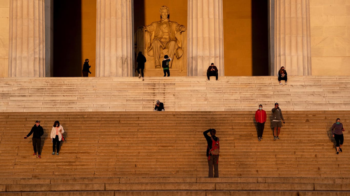 Menschen besuchen das Lincoln Memorial an der National Mall (Symbolbild): Die Daten der jüngsten US-Volkszählung wurden veröffentlicht.