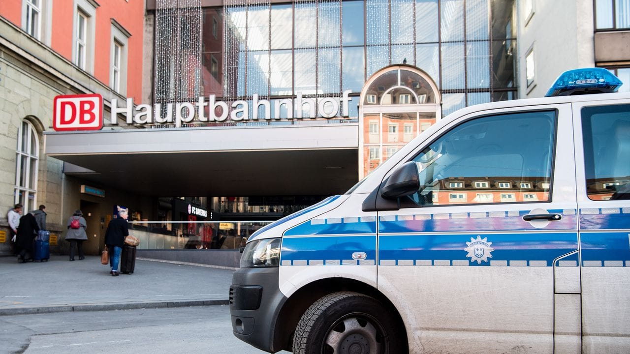 Nach einem umstrittenen Polizeieinsatz in einer Münchner S-Bahn-Station beginnt der Prozess.