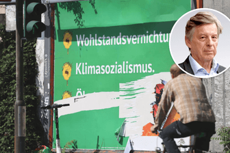 Ein Plakat mit den Schriftzügen "Wohlstandsvernichtung" und "Klimasozialismus" hängt am Straßenrand: Die Schmähkampagne gegen die Grünen hat Empörung ausgelöst.