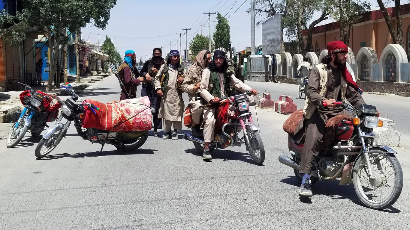 Taliban-Patrouille in Gasni: In den vergangen Tagen haben die Kämpfer diverse Provinzhauptstädte Afghanistans erobert.