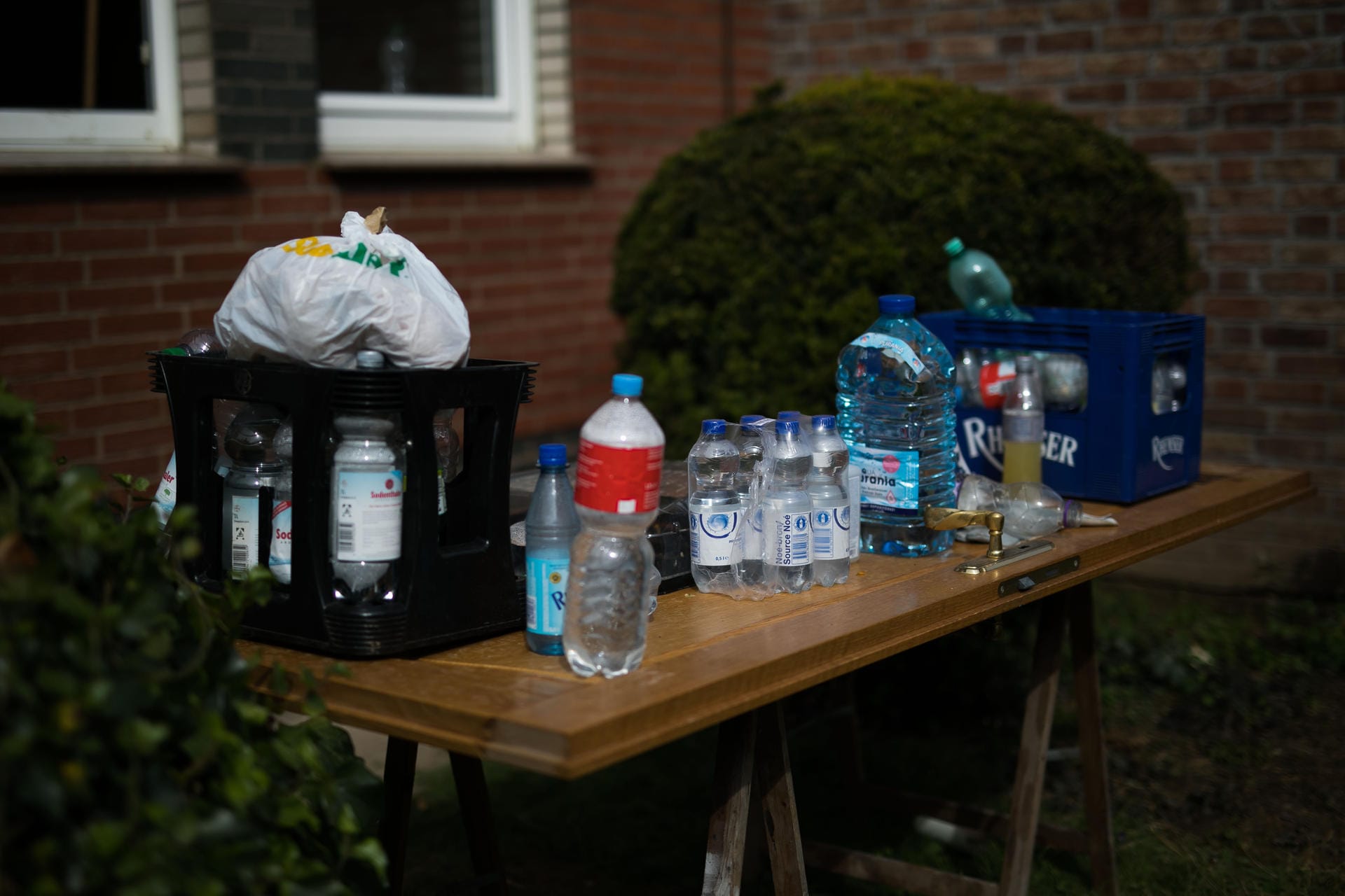 Auf einem Tisch stehen Getränke für die Helfer bereit: Die Bewohner empfinden den Einsatz der Freiwilligen als überwältigend.