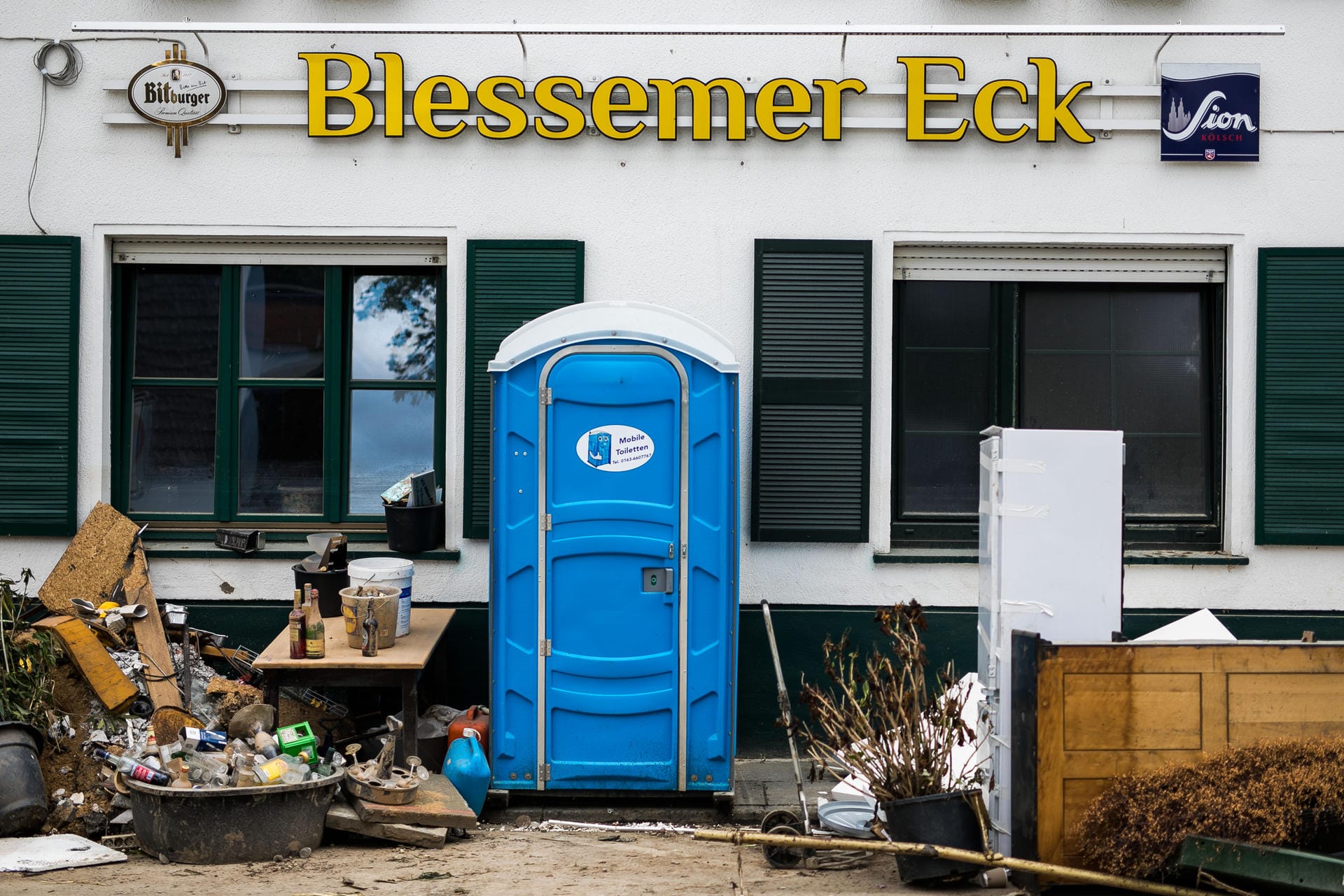Die Gaststätte "Blessemer Eck" in der Frauenthaler Straße: Vor der Gaststätte liegt neben einem Toilettenhäuschen Müll, Pfandflaschen und Unrat.