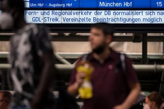 Eine Anzeige weist in einem Bahnhof auf das Ende des Streiks der Lokführergewerkschaft GDL hin: Nach zwei Tagen Streik beginnt für Fahrgäste der Bahn am Freitag die Rückkehr zur Normalität.