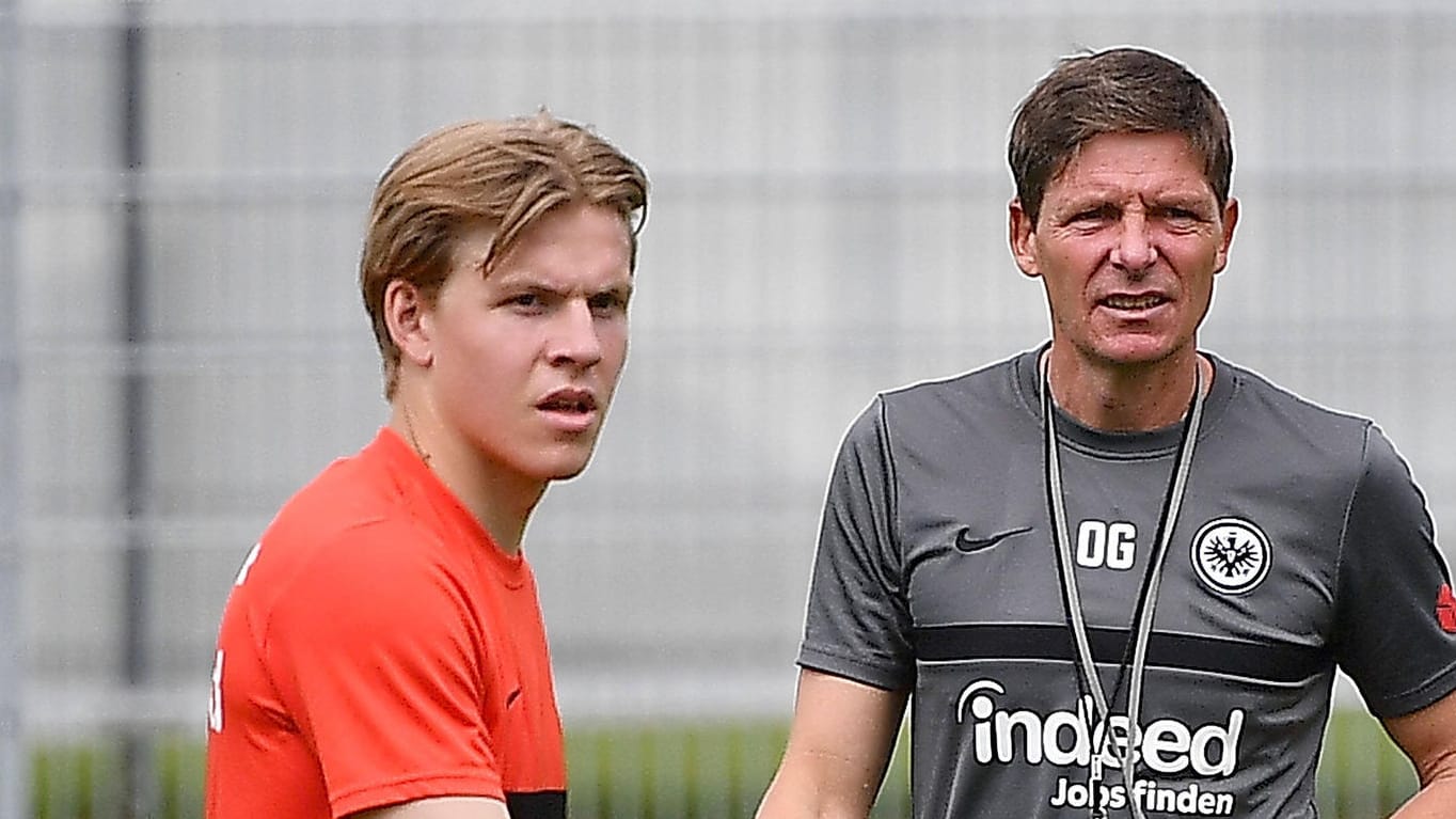 Oliver Glasner (re.): Der Eintracht-Trainer überwacht das Training von Neuzugang Jens Petter Hauge und seinen Mitspielern.