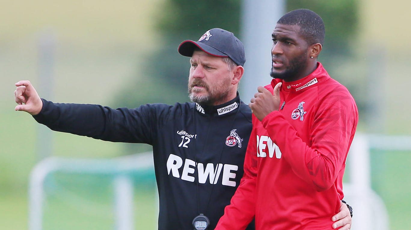 Steffen Baumgart (li., hier mit Anthony Modeste) will mit dem 1. FC Köln für offensiven Pressingfußball stehen.