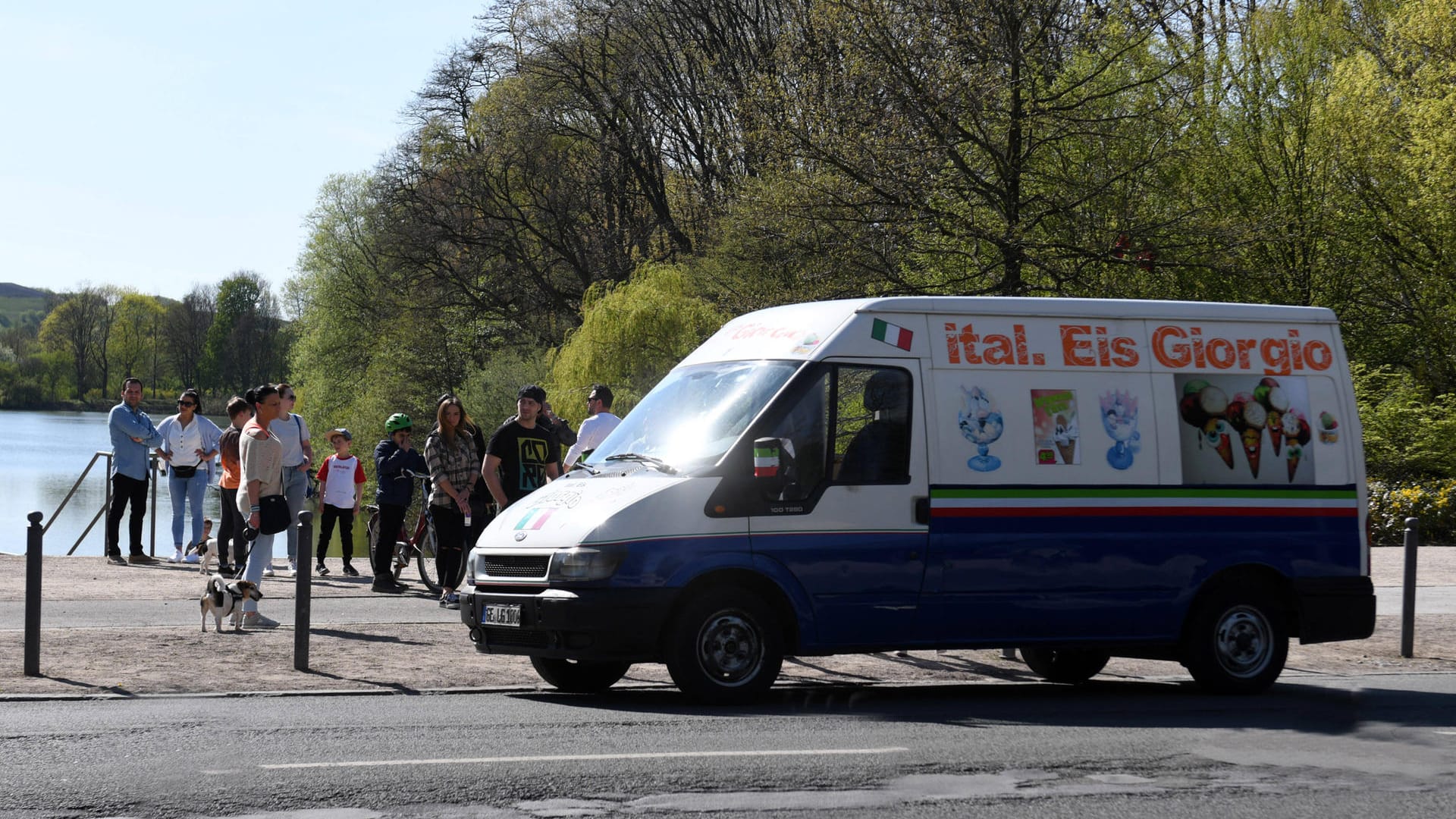 Ein Eiswagen (Archivbild): In Erkrath ist ein vierjähriges Mädchen bei einem Unfall schwer verletzt worden.