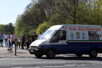 Ein Eiswagen (Archivbild): In Erkrath ist ein vierjähriges Mädchen bei einem Unfall schwer verletzt worden.