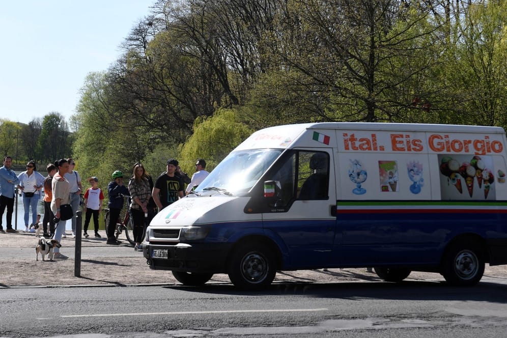 Ein Eiswagen (Archivbild): In Erkrath ist ein vierjähriges Mädchen bei einem Unfall schwer verletzt worden.