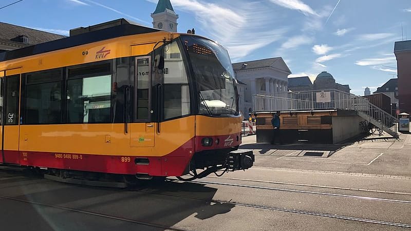 Eine Straßenbahn in Karlsruhe (Archivbild): Ein Mann ist laut eigener Aussage in einer Bahn angegriffen worden.