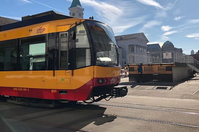 Eine Straßenbahn in Karlsruhe (Archivbild): Ein Mann ist laut eigener Aussage in einer Bahn angegriffen worden.