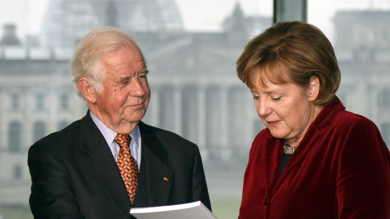 Kurt Biedenkopf 2006 im Bundeskanzleramt mit Kanzlerin Angela Merkel. Kurt Biedenkopf 2006 im Bundeskanzleramt mit Kanzlerin Angela Merkel.
