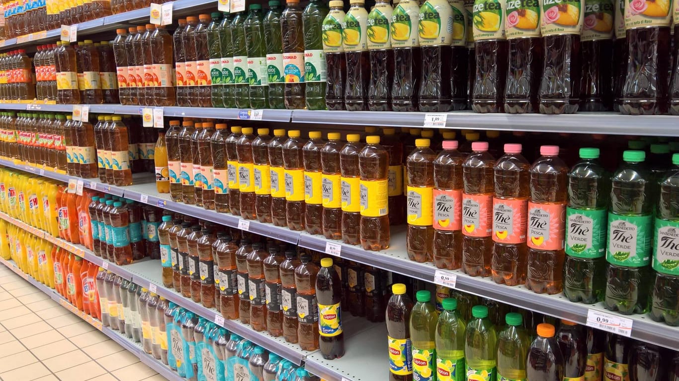Eistee im Supermarkt: Verbraucher sollten auf die Zutatenliste achten. (Symbolbild)