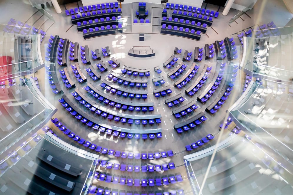 Der Plenarsaal des Bundestags: Die Zahl der Abgeordneten ist zuletzt stetig gewachsen.