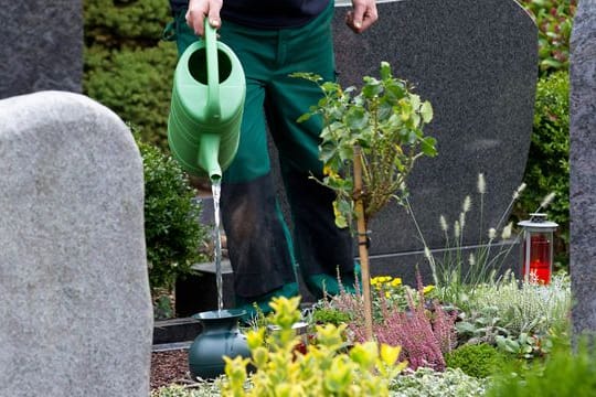 In Testamenten wird die Grabpflege oft zur Auflage gemacht. In Testamenten wird die Grabpflege oft zur Auflage gemacht.