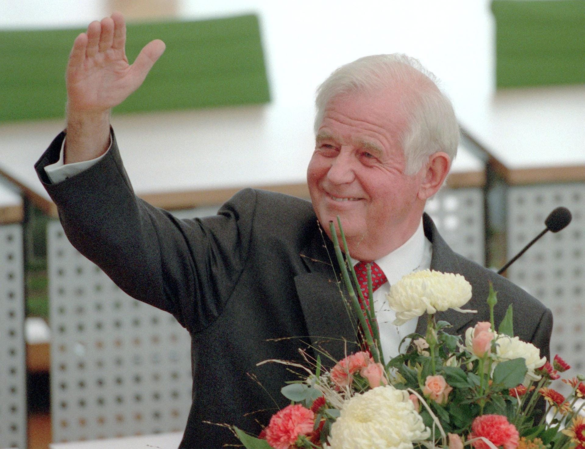 Biedenkopf nach seinem Amtseid im sächsischen Landtag: 1999 wird der CDU-Politiker zum dritten und letzten Mal Ministerpräsident.
