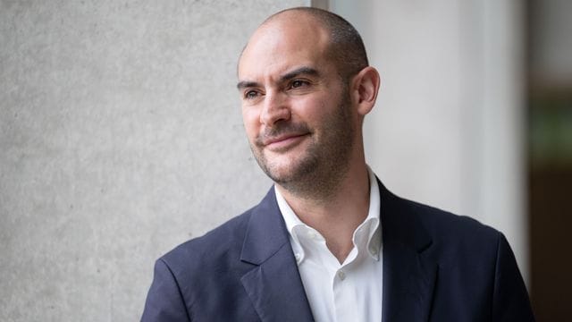 Danyal Bayaz steht im Foyer des Landtags