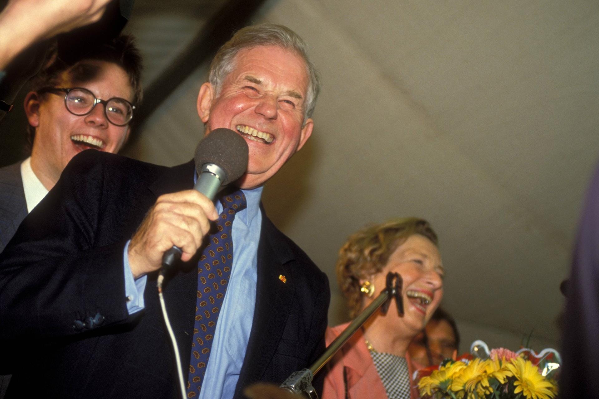 Kurt Biedenkopf nach seinem Sieg bei der sächsischen Landtagswahl im Oktober 1990: Er wird der erste Ministerpräsident Sachsens nach der Wiedervereinigung. Er erarbeitet sich den Spitznamen "König Kurt".