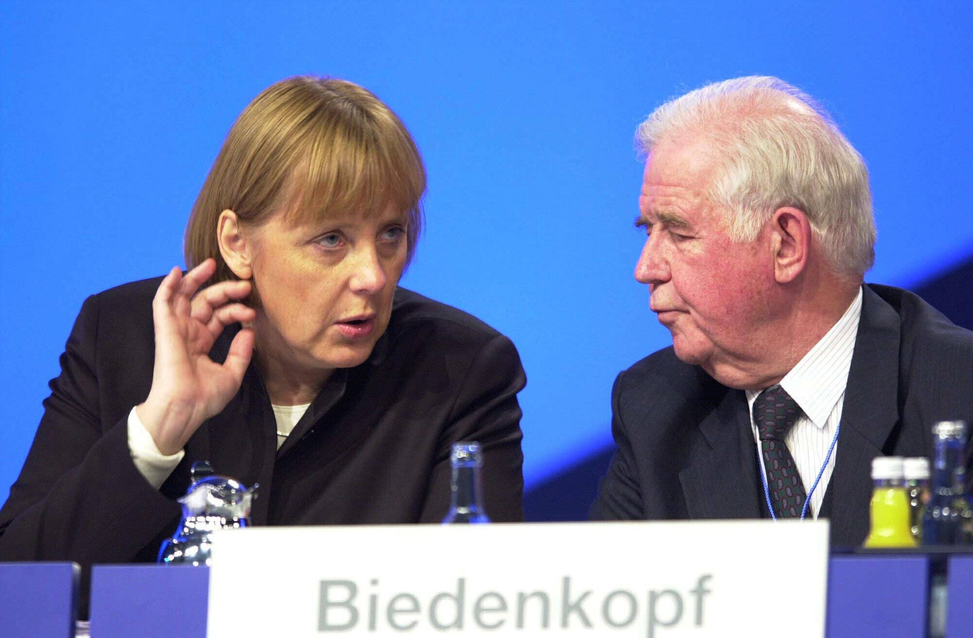 Kurt Biedenkopf und Angela Merkel beim Bundesparteitag der CDU 2001: Damals ist Biedenkopf Ministerpräsident von Sachsen und Merkel CDU-Bundesvorsitzende.