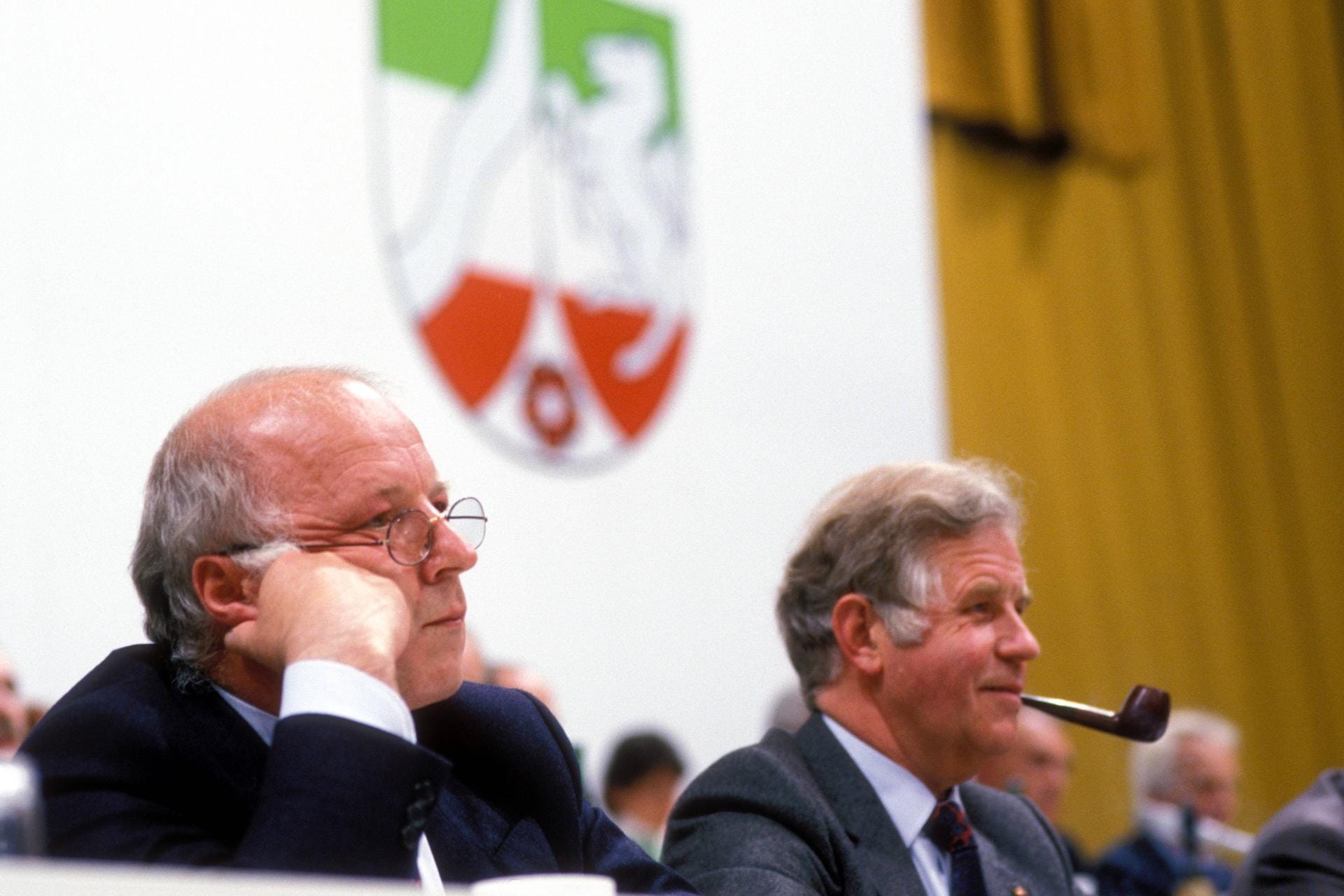 Kurt Biedenkopf (rechts) im nordrhein-westfälischen Landtag 1987: Damals ist er Vorsitzender des CDU-Landesverbandes Nordrhein-Westfalen.