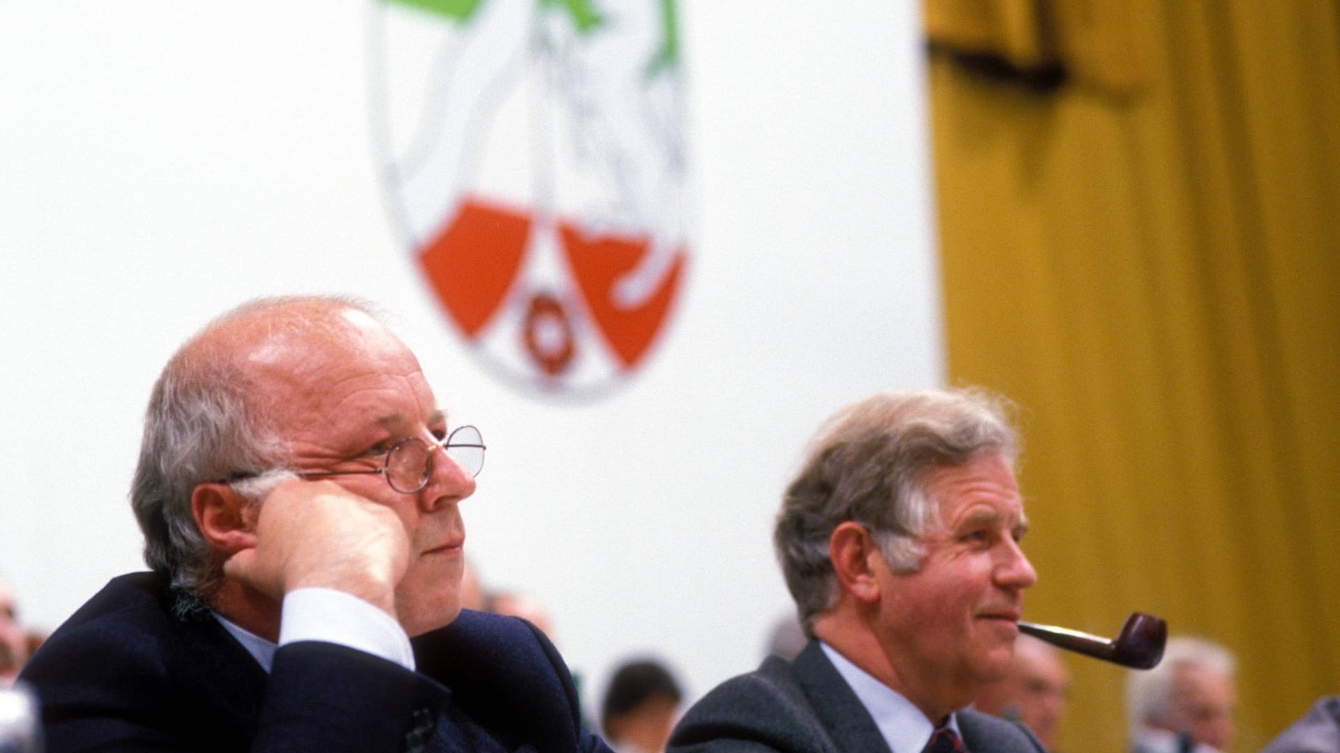 Kurt Biedenkopf (rechts) im nordrhein-westfälischen Landtag 1987: Damals ist er Vorsitzender des CDU-Landesverbandes Nordrhein-Westfalen.