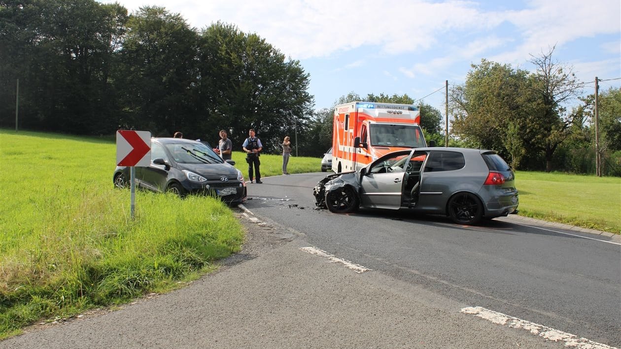 Die beiden demolierten Unfallwagen: In der Rechtskurve geriet der 20-jährige Golf-Fahrer in den Gegenverkehr.