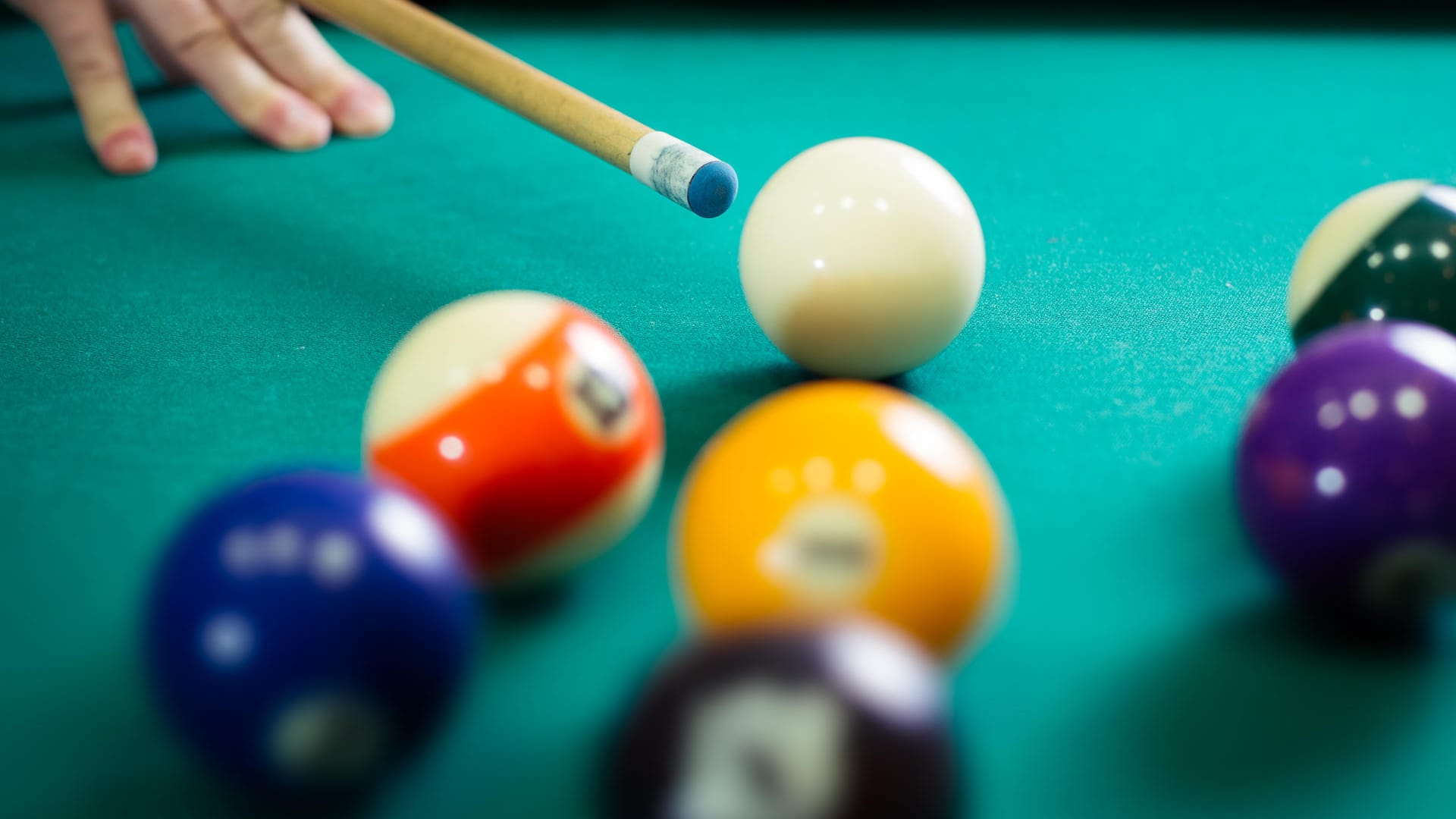 Playing billiardsUnter 200 Euro: Der XL-Billardtisch von Cougar Hustle ist heute bei Alternate 150 Euro günstiger!