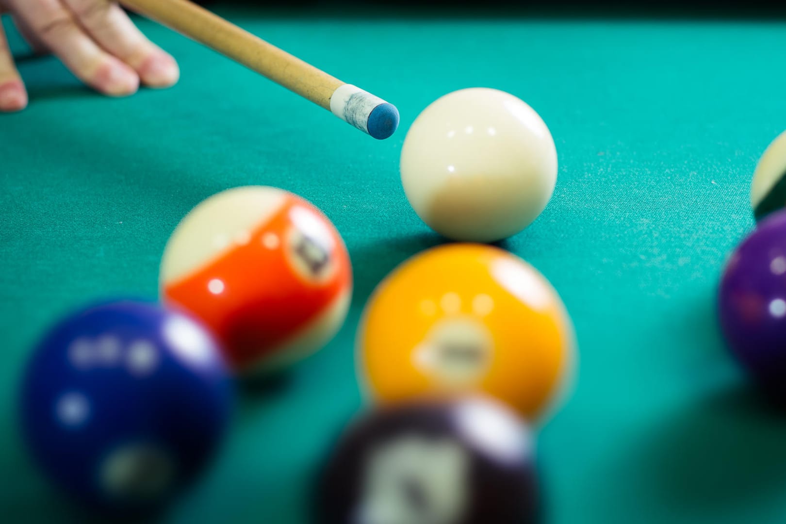 Playing billiardsUnter 200 Euro: Der XL-Billardtisch von Cougar Hustle ist heute bei Alternate 150 Euro günstiger!