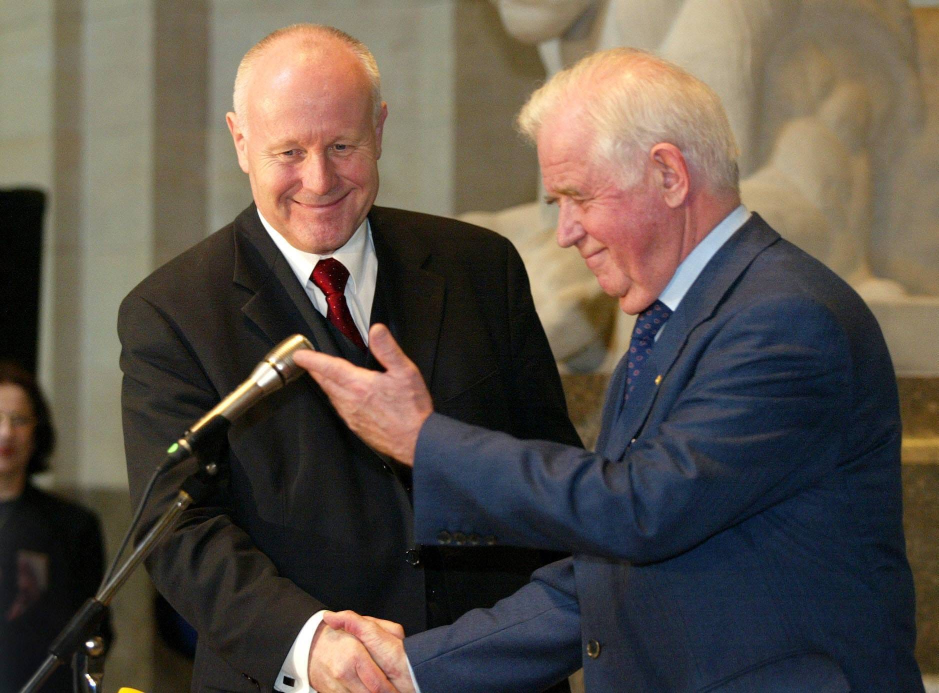 Nach seinem Rücktritt im Jahr 2002 übergibt Kurt Biedenkopf die Amtsgeschäfte als Ministerpräsident offiziell an seinen Parteikollegen Georg Milbradt.