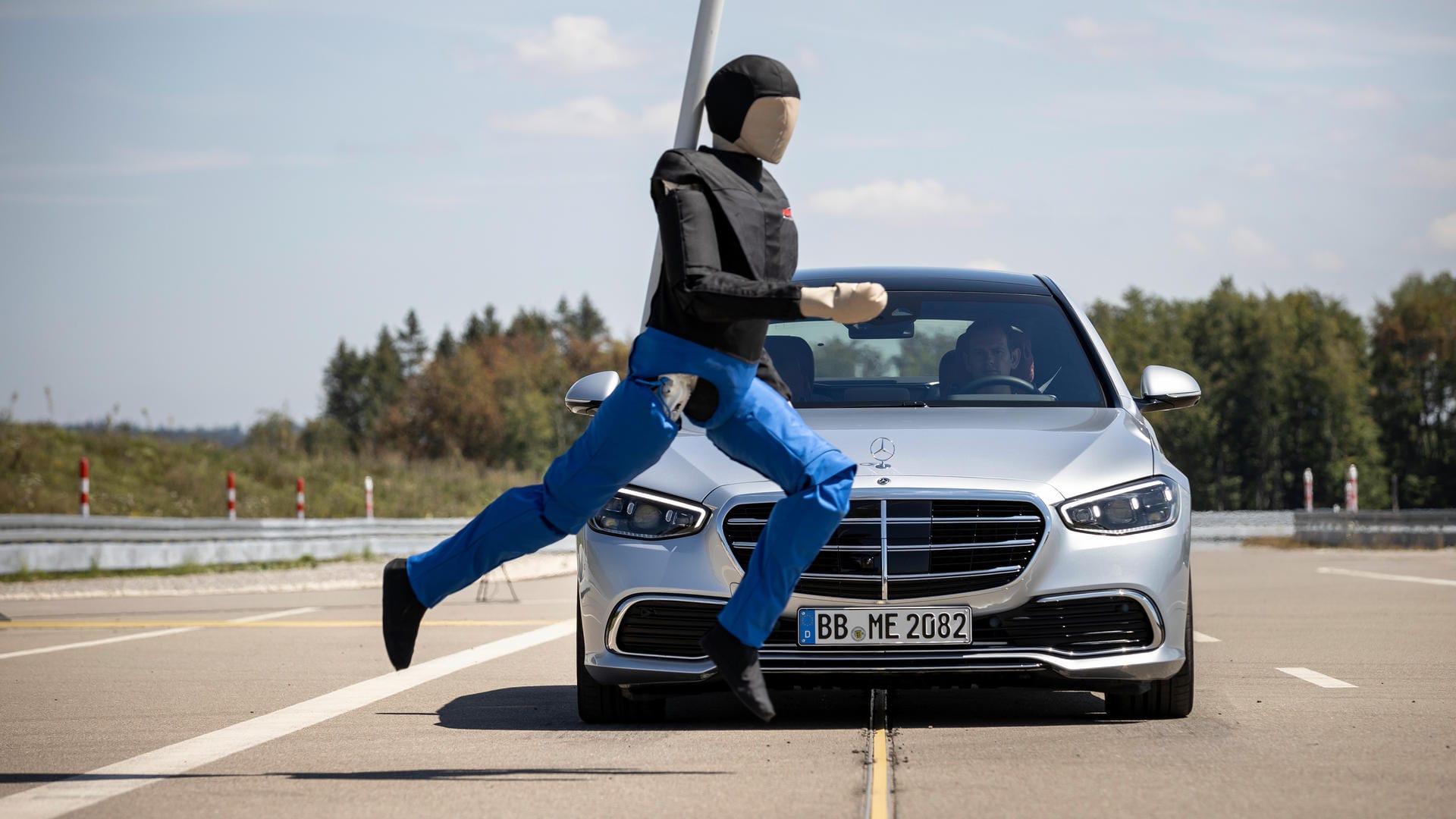 Dummy gelaufen: Falls der Fahrer zu spät reagiert, greift der Assistent ein.