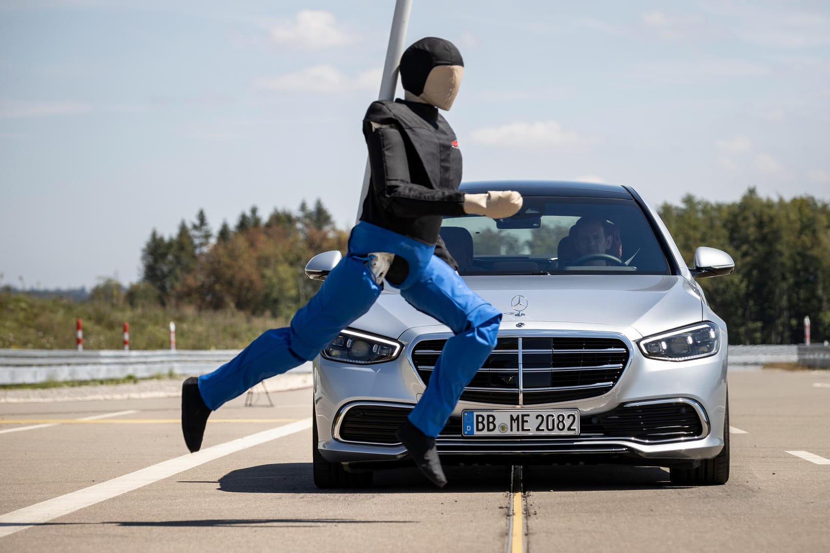 Dummy gelaufen: Falls der Fahrer zu spät reagiert, greift der Assistent ein.