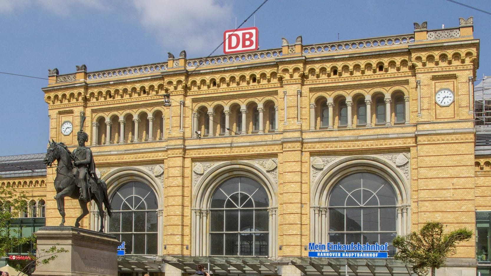Der Hauptbahnhof in Hannover: Hier hat ein Mann zuerst in einer Parfümerie geklaut und dann einen Ladendetektiv bedroht. Der Hauptbahnhof in Hannover: Hier hat ein Mann zuerst in einer Parfümerie geklaut und dann einen Ladendetektiv bedroht.