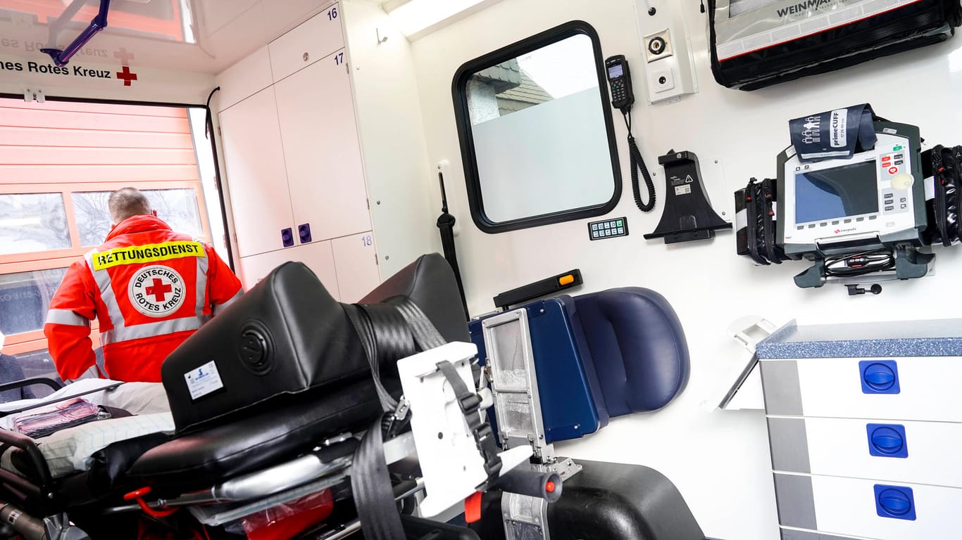 Das Innere eines Rettungswagens (Symbolbild): In Nürnberg hat sich ein zehnjähriges Mädchen eine lebensgefährliche Schnittverletzung zugezogen.