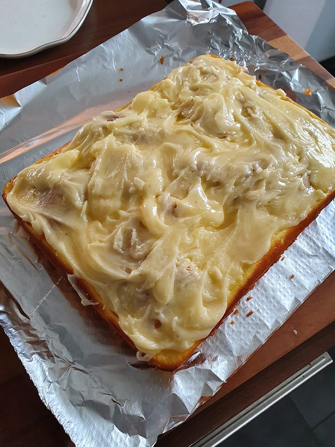 Nach dem Backen des Kuchens im Backofen, rühren Sie die Glasur aus Butter und Puderzucker kurz an und verteilen Sie diese auf dem Kuchen. Lassen Sie die Glasur zum Schluss gut auskühlen beziehungsweise schön fest werden.