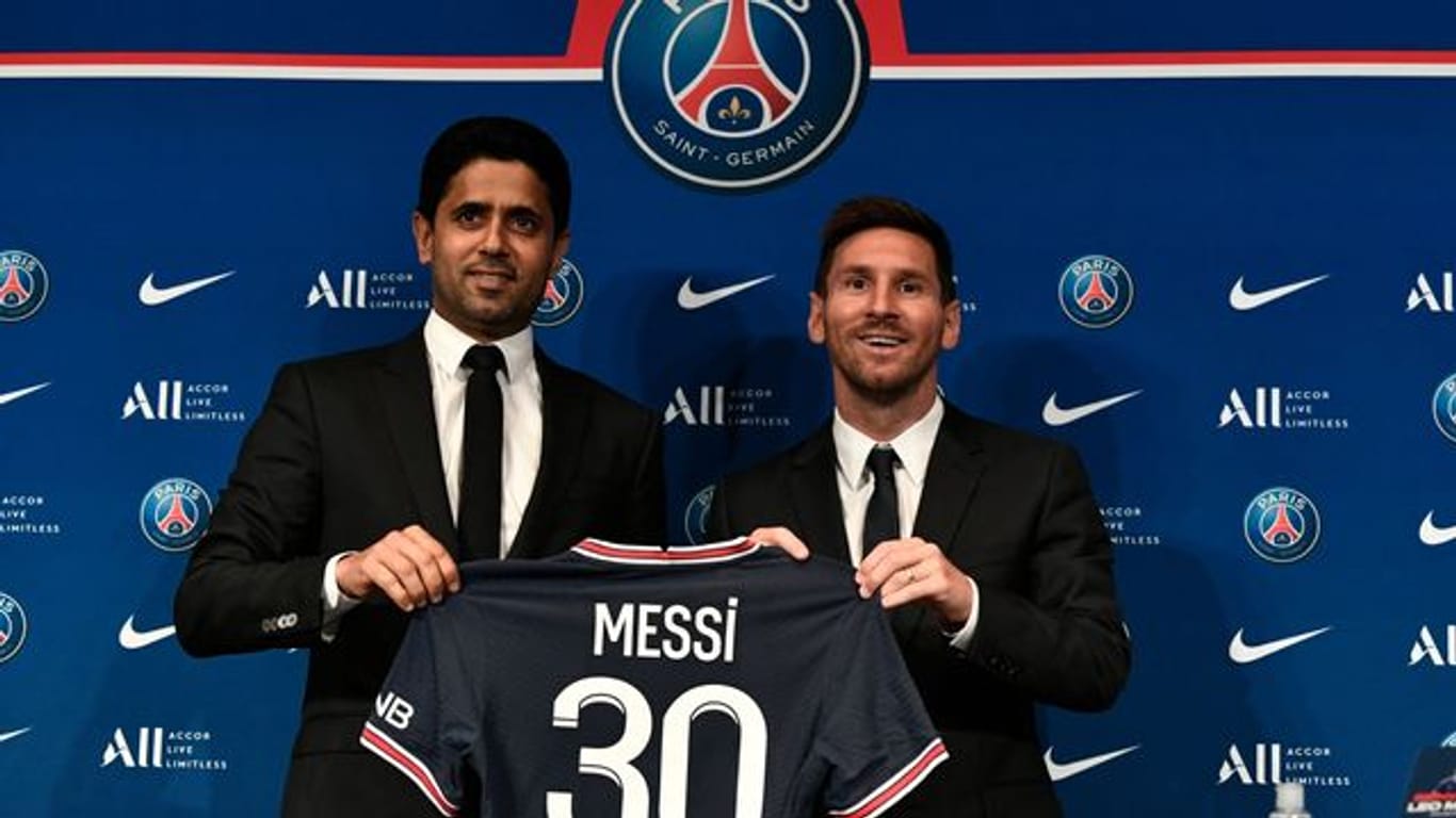 PSG-Boss Nasser Al-Khelaifi (l) lotste Lionel Messi nach Paris.