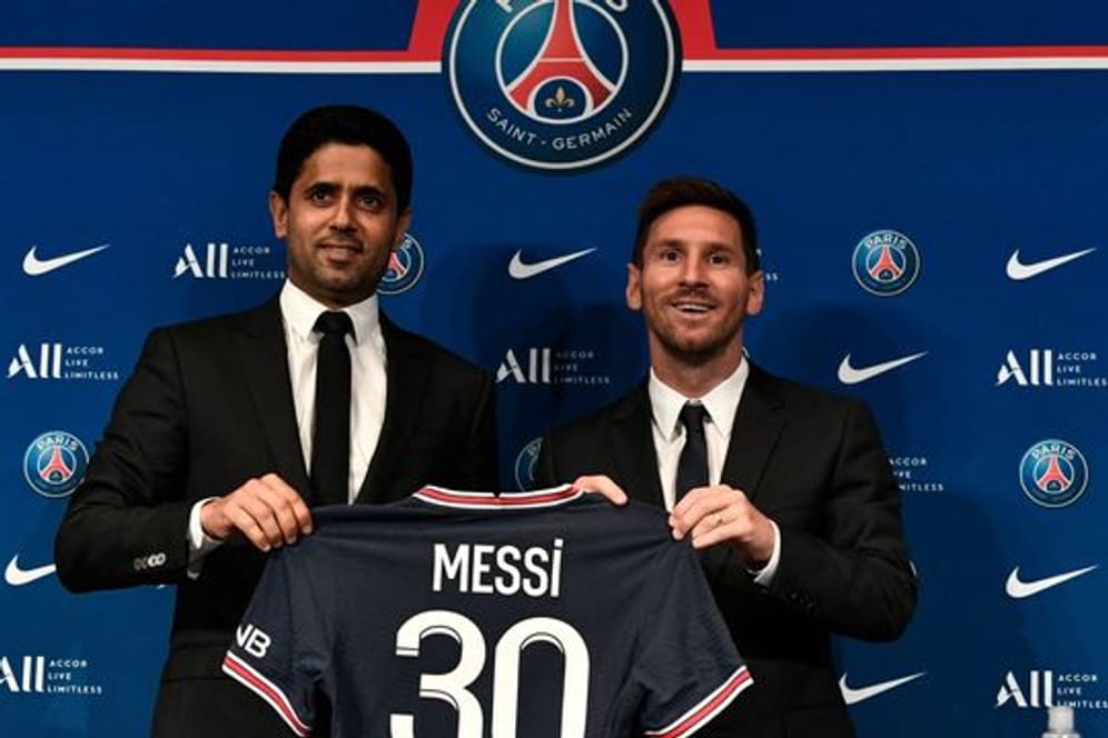 PSG-Boss Nasser Al-Khelaifi (l) lotste Lionel Messi nach Paris.