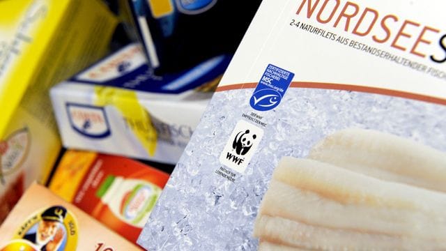 Zwischen Einfrier- und Mindesthaltbarkeitsdatum bei unverarbeitetem Tiefkühlfisch kann eine mehrjährige Spanne liegen. Zwischen Einfrier- und Mindesthaltbarkeitsdatum bei unverarbeitetem Tiefkühlfisch kann eine mehrjährige Spanne liegen.