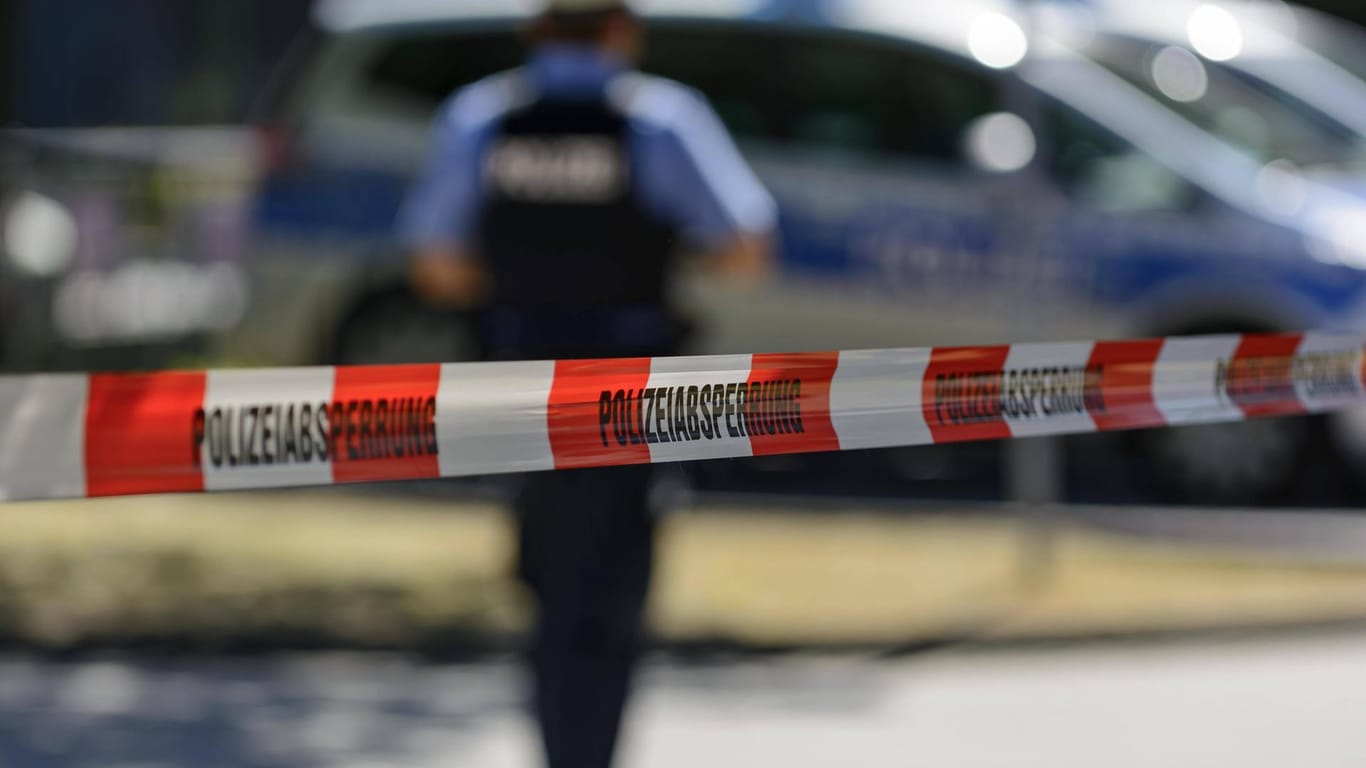 Polizeiabsperrung mit Flatterband (Symbolbild): In Hamburg ist ein 37-Jähriger nach einem Sprung aus einem Fenster schwer verletzt worden.