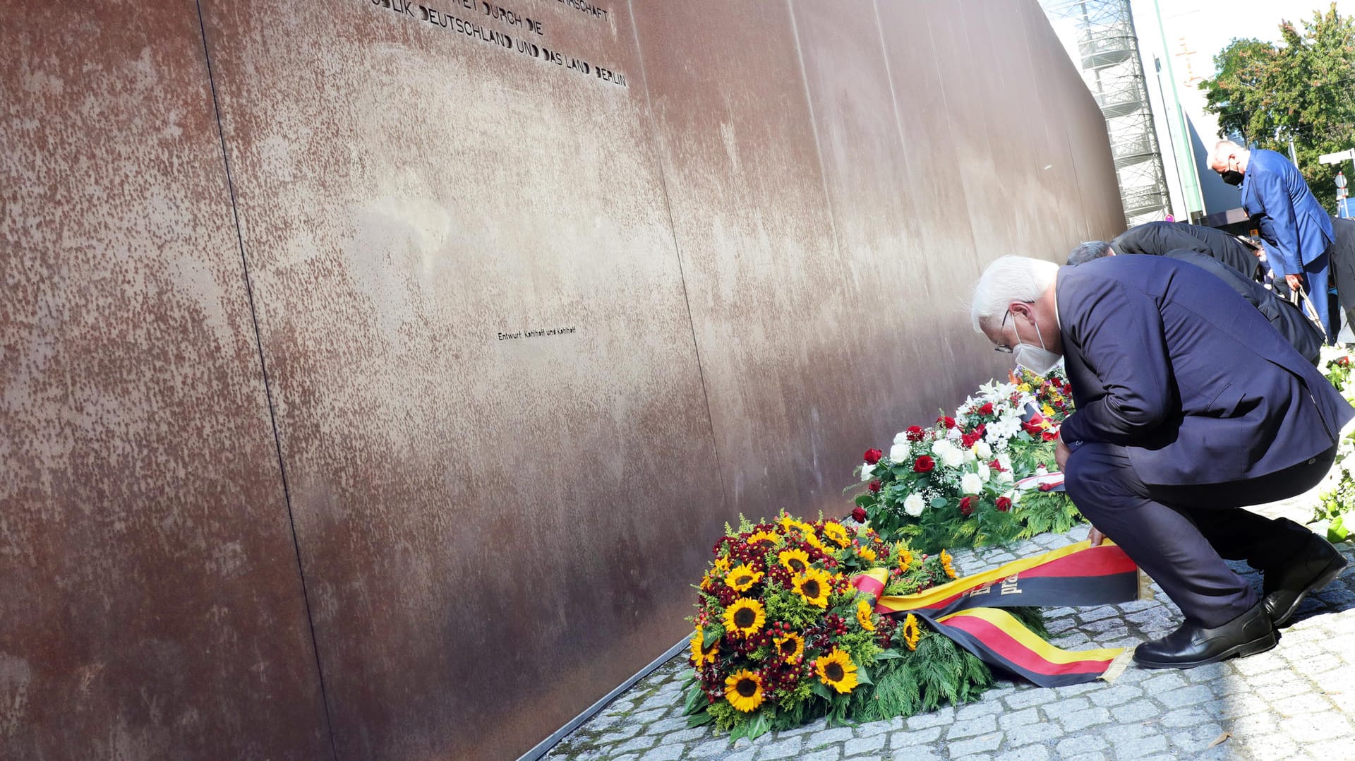 Bundespräsident Frank-Walter Steinmeier legt am Denkmal der Gedenkstätte Berliner Mauer an der Bernauer Str./Ecke Ackerstr. einen Kranz nieder.